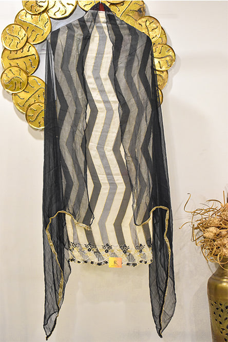 White and black zigzag stripes crepe suit with embroidery border